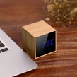 Programovateľný digitálny budík potiahnutý bambusom s teplomerom a modrými číslicami