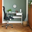 Ergonomická kancelárska stolička s vysokým operadlom v čiernej farbe s chrómovými nohami