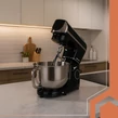 Profesionálny viacstupňový kuchynský robot pre domáce použitie, s viacerými miešacími lopatkami a príslušenstvom, LED displejom, vyhrievanou misou a váhou, na pečenie, varenie