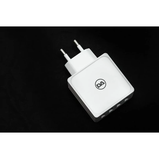 Napájací adaptér Daewoo Fast Charger, nabíjací prúd 2,4 A, 4 zásuvky USB, biely