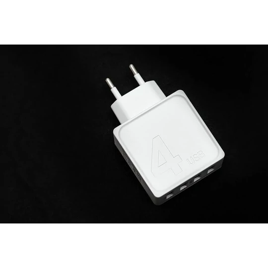 Napájací adaptér Daewoo Fast Charger, nabíjací prúd 2,4 A, 4 zásuvky USB, biely