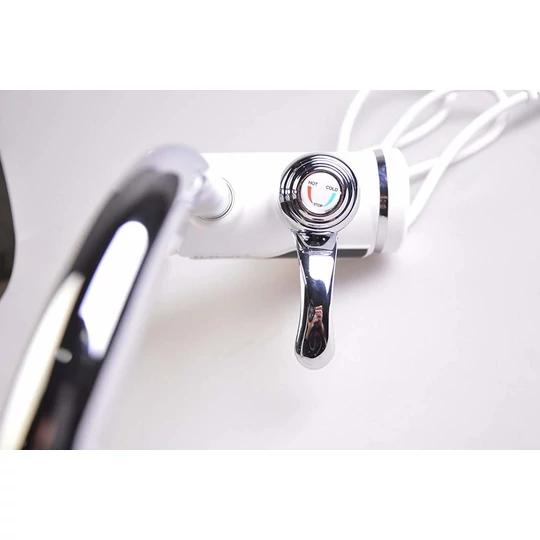 Prietokový ohrievač vody s LED displejom s výkonom 3 kW a vertikálnym pripojením