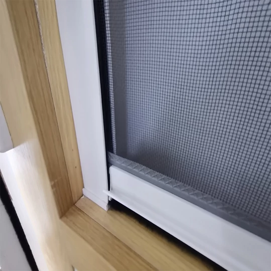 Posuvná sieť proti hmyzu na okno 130x160 cm, okenná roleta - možnosť strihu na mieru