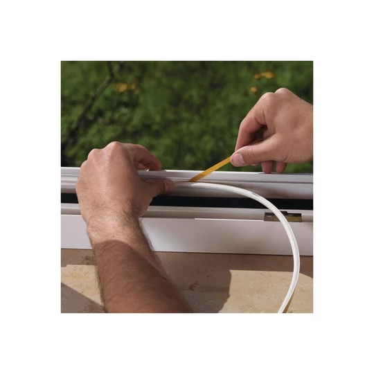 Samolepiaci špongiový izolačný profil na dvere a okná, 5 x 18 mm, 5 m