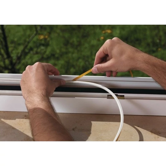 Samolepiaci špongiový izolačný profil na dvere a okná, 5 x 18 mm, 5 m