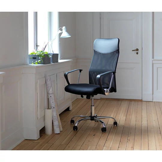 Ergonomická kancelárska stolička s vysokým operadlom v čiernej farbe s chrómovými nohami