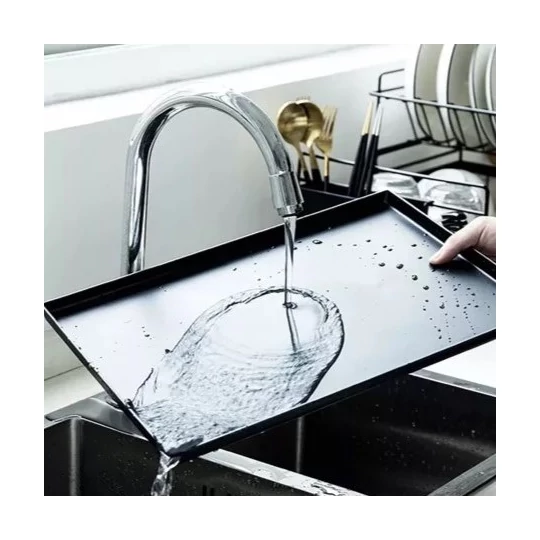 Dvojposchodový kuchynský dehydrátor s kovovým rámom a odkvapkávacou miskou, čierny