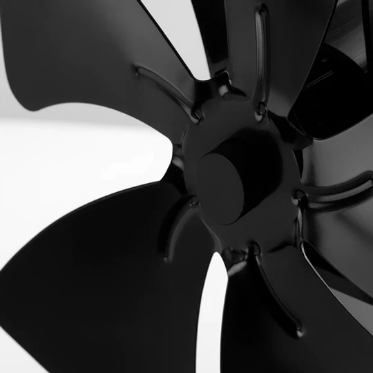 Päťlopatkový krbový ventilátor fungujúci na princípe tepla a termoelektrického efektu, bez napájania
