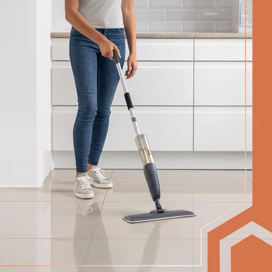 Mikrovláknová plochá mopová súprava s nádržou na vodu, s mopovou plochou 41 cm, objemom 600 ml, dvoma mikrovláknovými utierkami