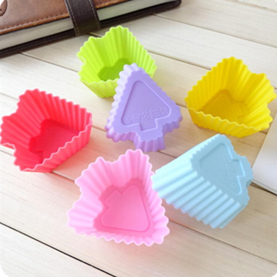 12 ks farebných silikónových foriem na muffiny - tvar borovica