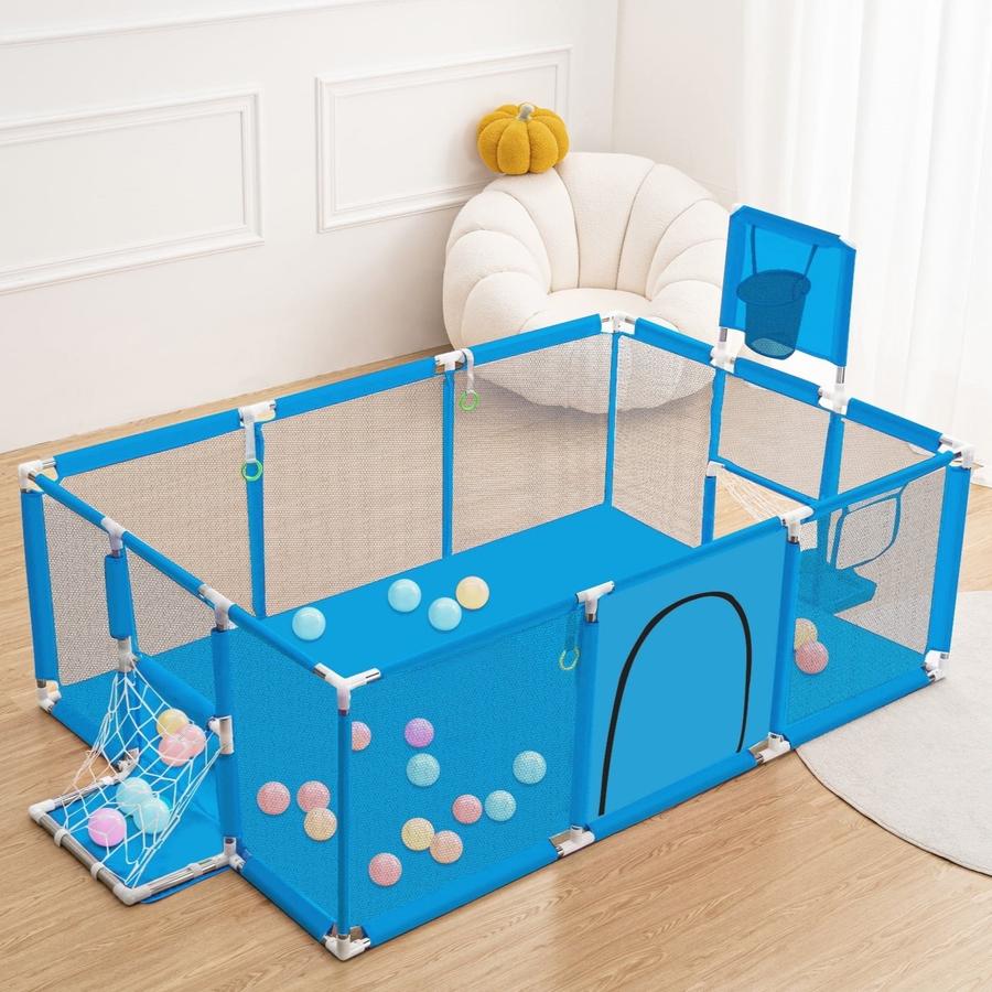 Veľké detské ihrisko s futbalovými bránkami a basketbalovým košom v modrej farbe